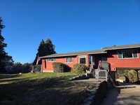 Building Photo - Stunning Hydesville homestead!