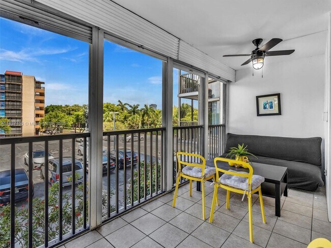 Building Photo - 3375 N Country Club Dr
