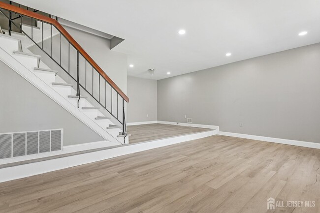 Building Photo - 1216 Thomas Ave