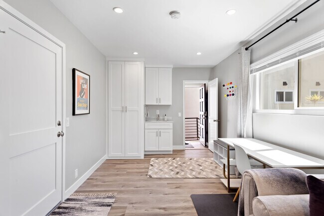 Building Photo - 617 Loma Dr