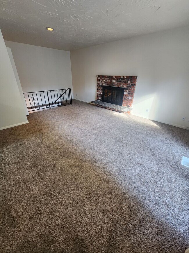 Building Photo - SINGLE FAMILY HOME ON HILLCREST (APP#72)