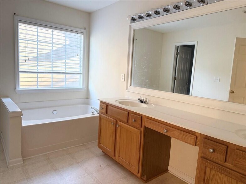 Building Photo - 6460 Whirlaway Dr