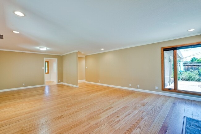 Building Photo - Excellent 3 Bedroom 2 Bath In A Great Neig...