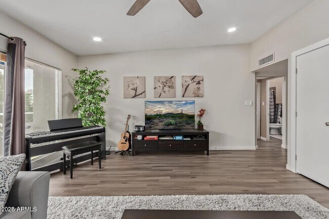 Building Photo - 6108 N 12th Pl