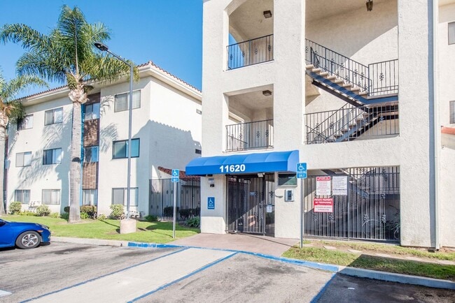 Building Photo - Updated 2 BR- 2 BA in FOUNTAIN VALLEY