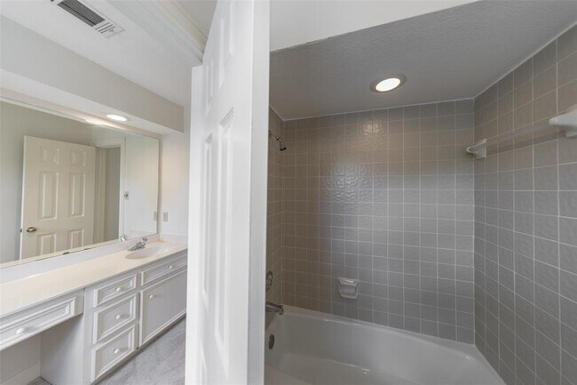 Building Photo - 9559 Doliver Dr