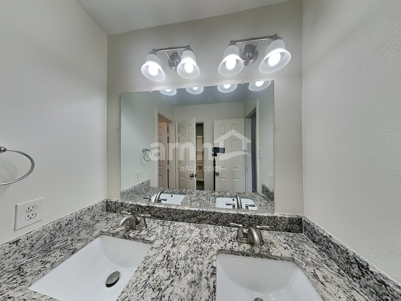 Building Photo - 6027 Coventry Falls