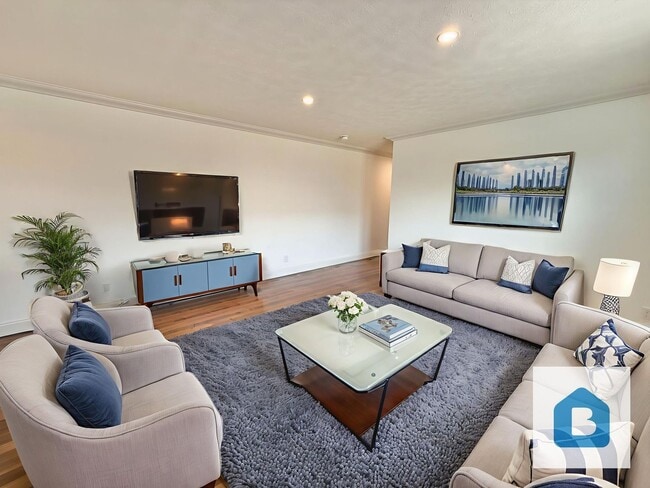 Building Photo - 1909 E Routt Ave