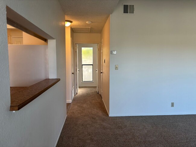 Building Photo - Spacious One bedroom