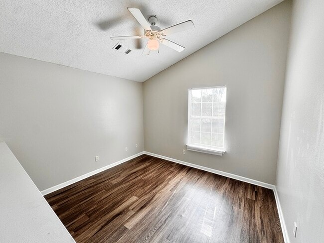 Building Photo - 140 Pinewood Dr