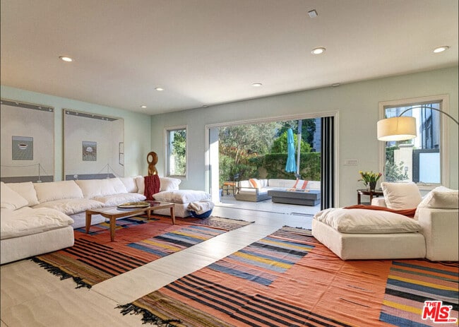 Building Photo - 129 Channel Pointe Mall