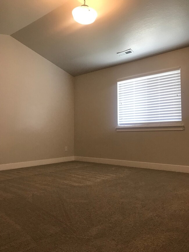 Building Photo - 3 bedroom/ 2.5 bathroom house in Herriman