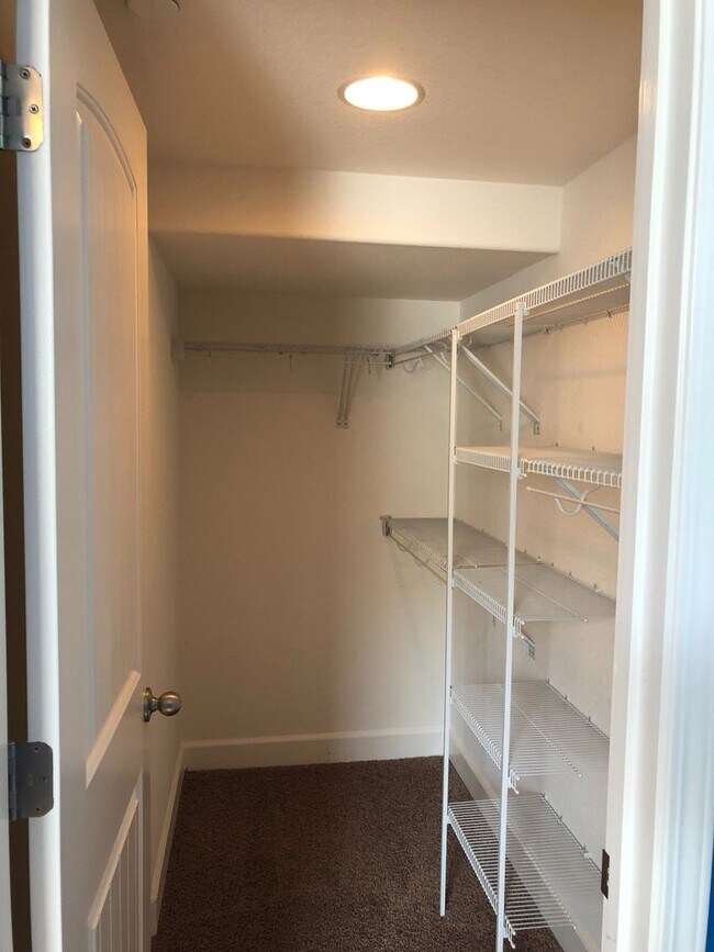 Building Photo - Beautiful 4 Bed 3 Bath Near Iron Point with Solar!