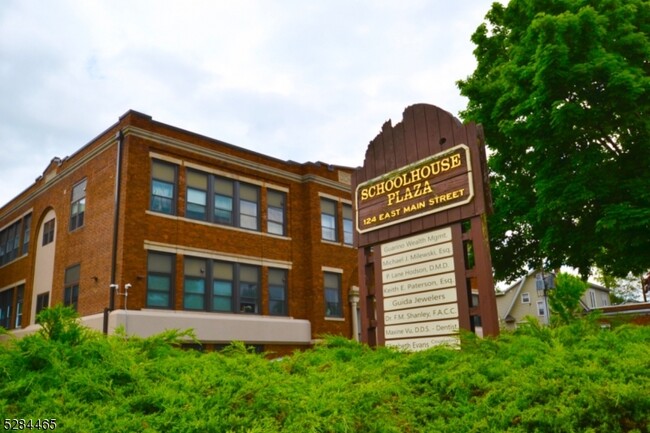 Primary Photo - 124 E Main St
