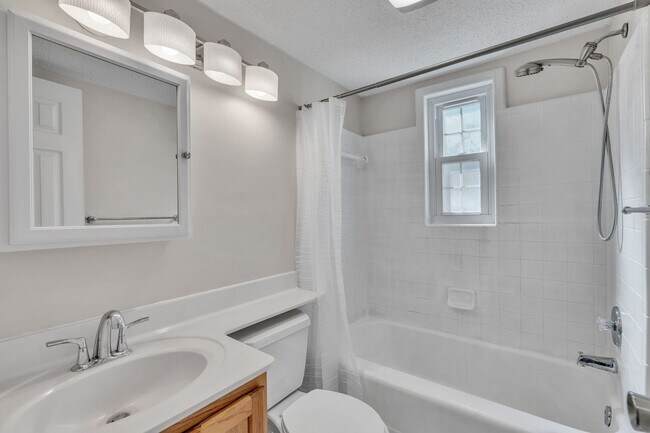 Building Photo - UTILITIES INCLUDED! 2 Bedroom Condo Near Huntington Station