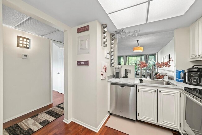 Building Photo - 113 Royal Pk Dr