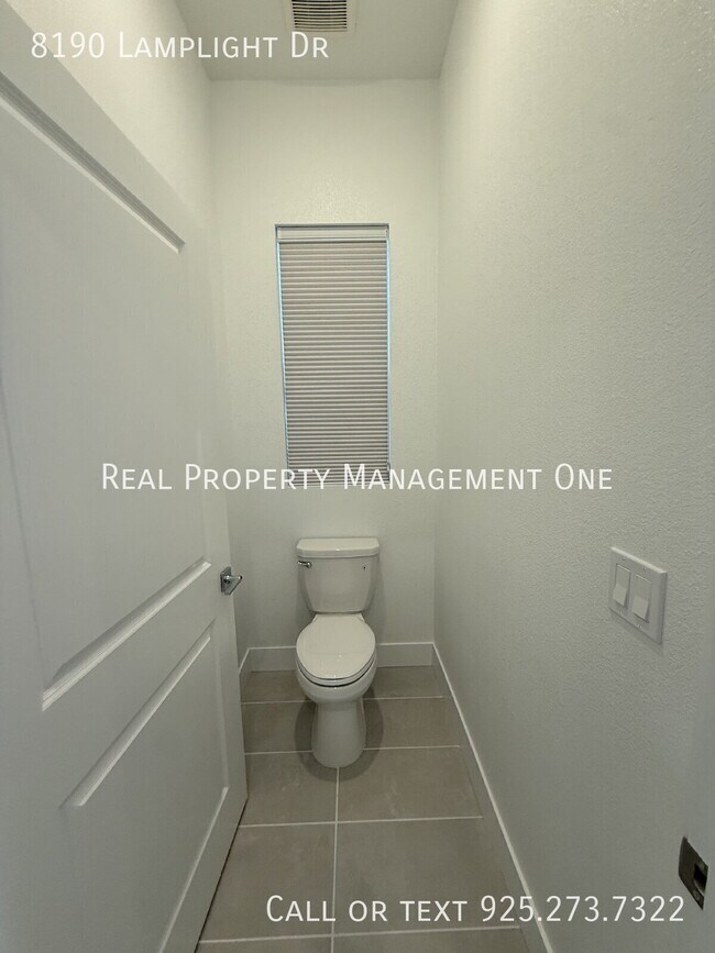 Building Photo - 8190 Lamplight Dr