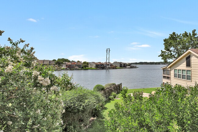 Building Photo - 126 April Point Dr N