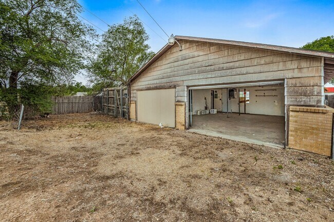 Building Photo - Charming 4-Bed, 2-Bath Home in Southlawn North – 1 Block from Lamar Elementary!