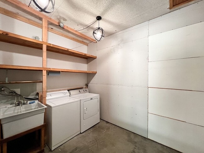 Building Photo - Charming 1 Bedroom, 1 Bath Rental with Pri...