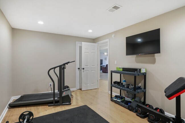 Building Photo - Stunning Raised Ranch | 4 Bedroom 3 Bathro...