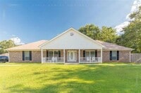 Building Photo - **Coming Soon** 3 Bed/2Bath Brick Home in ...