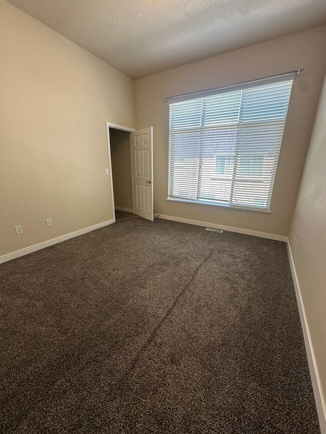Building Photo - GORGEOUS Downtown Unit!!!
