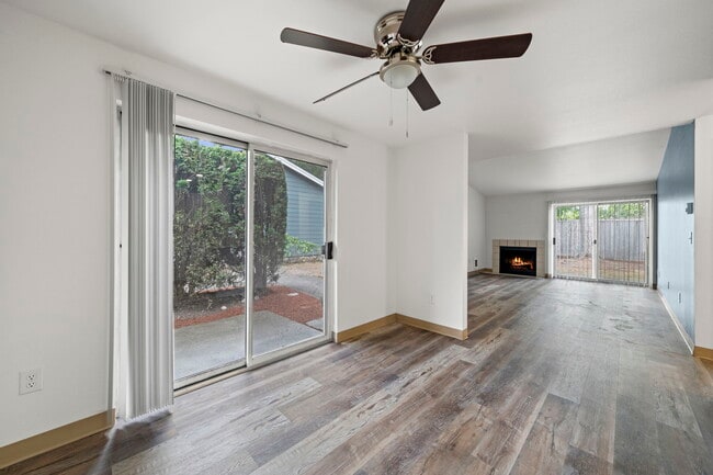 Building Photo - Pointe West