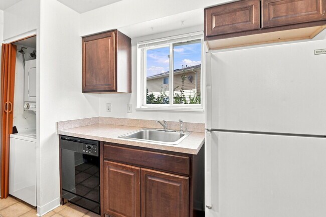 Building Photo - $1,445.95, 2 bed, 1 bath located in Denver with Central AC