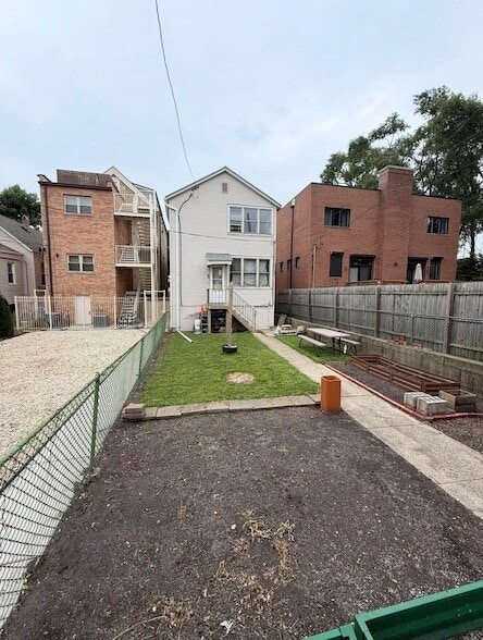 Building Photo - 2628 S Throop St