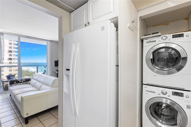 Building Photo - 2457 Collins Ave
