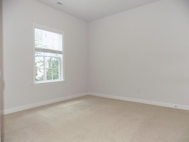 Building Photo - 121 Wineberry Wy