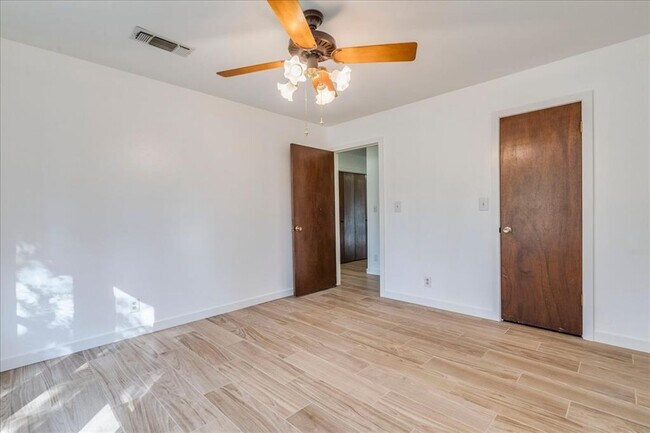 Building Photo - 904 Willow Creek Cir