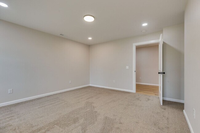 Building Photo - NEWLY BUILT 3 BED/2.5 BATH