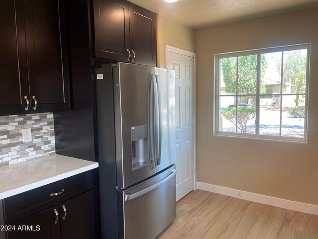 Building Photo - 15433 W Mercer Ln