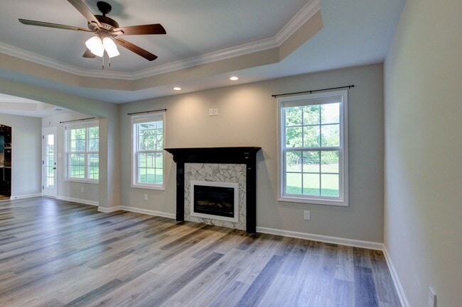 Building Photo - Huge 5 bed 3 ba.  Gorgeous House Near Post...
