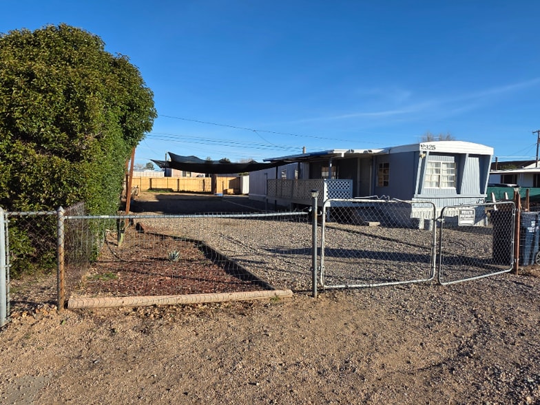 Building Photo - 2325 E Packard Ave