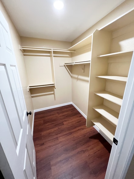 Building Photo - 14243 Burbank Blvd