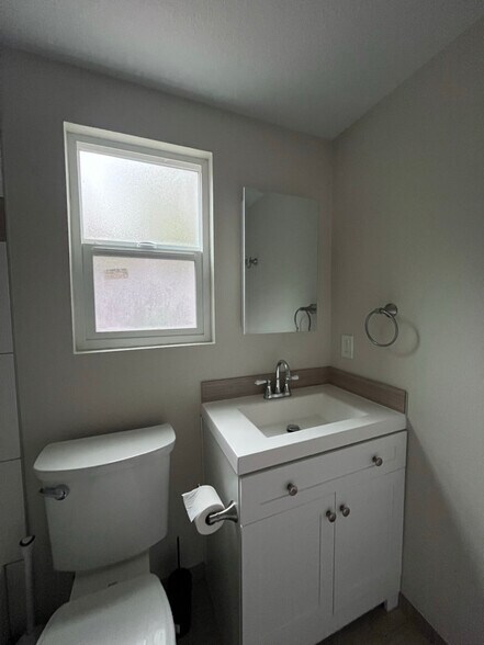 Building Photo - 517 B St