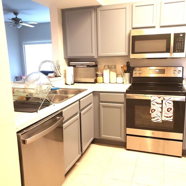 Building Photo - Villages Of Bloomingdale Condo