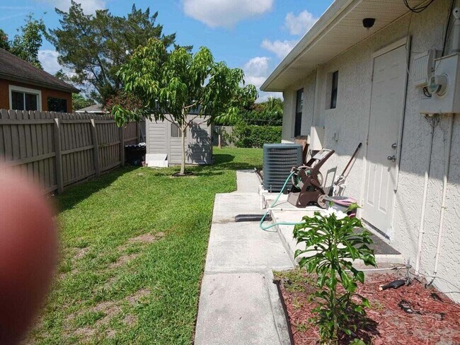 Building Photo - 2450 SW Bayshore Blvd