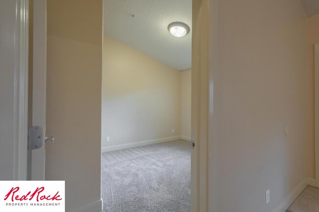 Building Photo - Pet Friendly 2 Bedroom 2 Bathroom Condo.