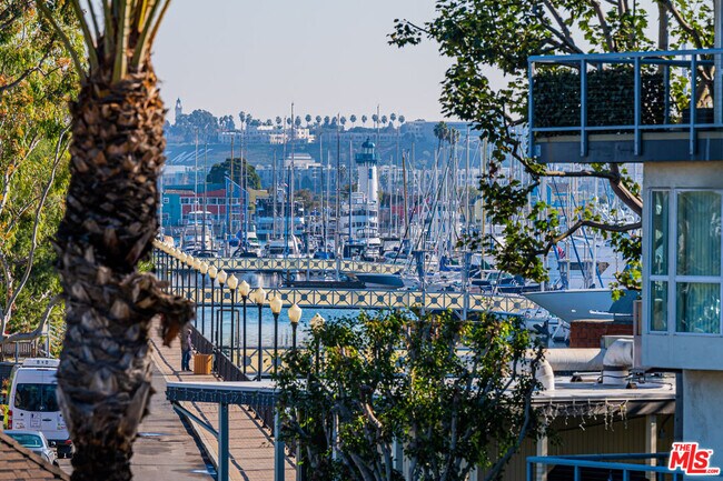 Building Photo - 310 Tahiti Way