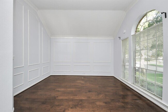 Building Photo - 623 Airybrook Ln