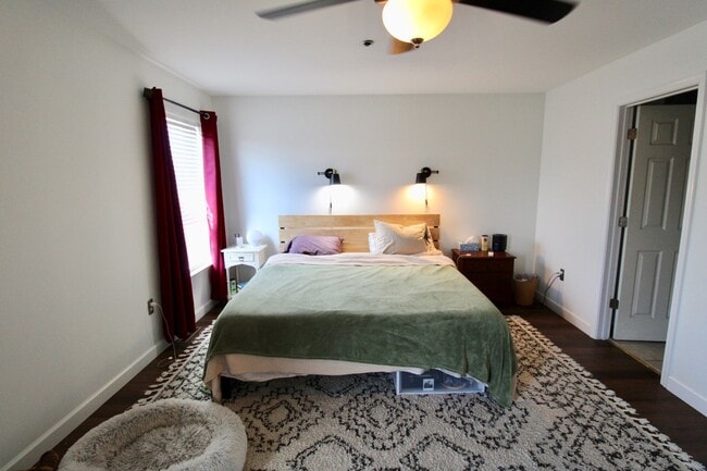 Building Photo - 2 Bedroom Home with Garage!