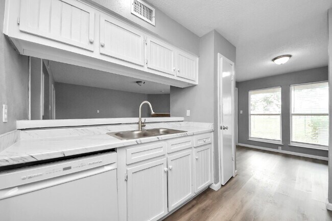 Building Photo - No Carpet. Private Yard. Extra Storage. What More Could You Ask For?