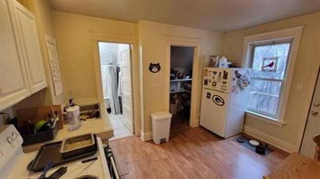 Building Photo - 617 E 8th St