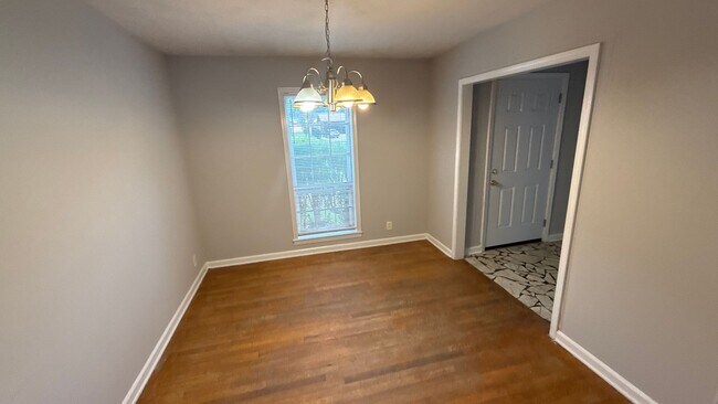 Building Photo - Spacious 3 Bed and 2 Bath for rent in Pkwy...