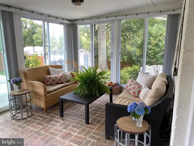 Building Photo - Show stopper