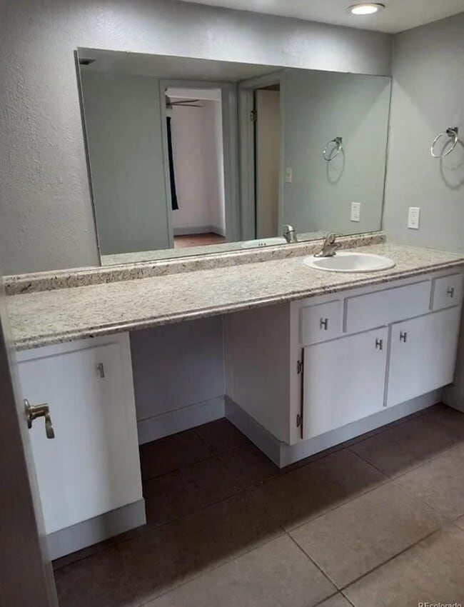 Building Photo - 9995 E Harvard Ave